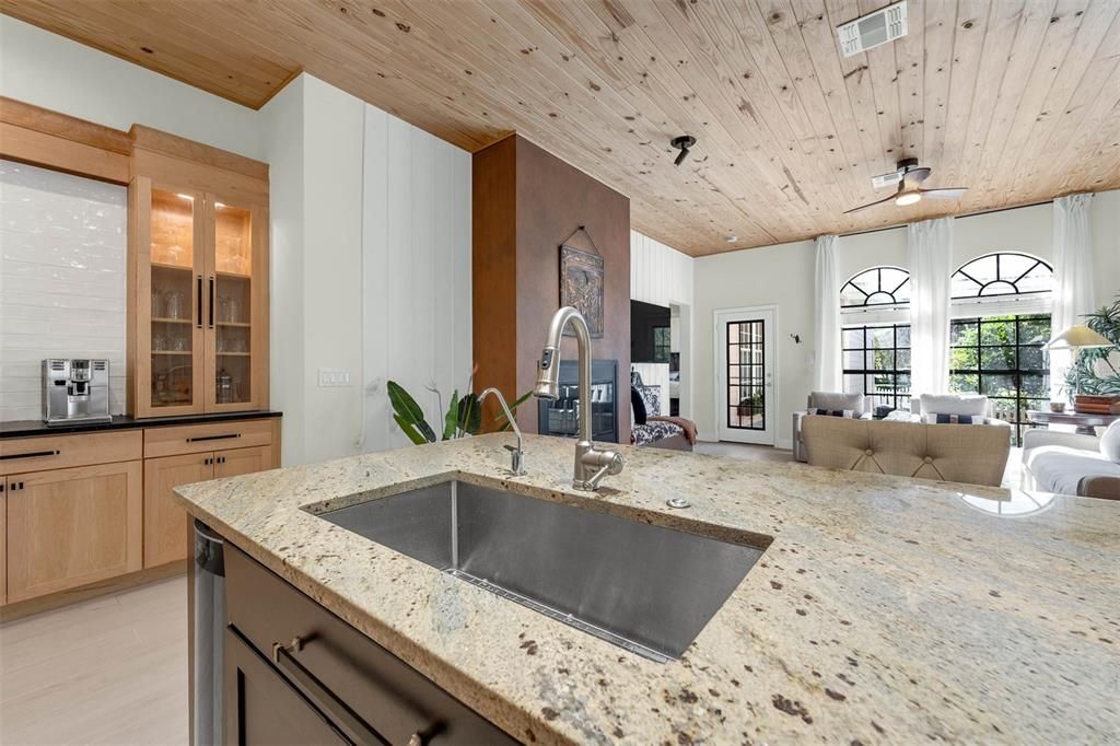 合同活跃: $949,000 (3 贝兹, 2 浴室, 1860 平方英尺)