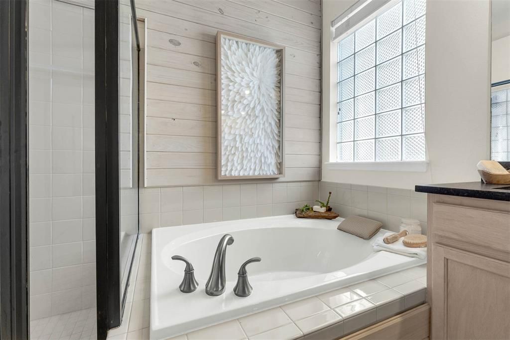 合同活跃: $949,000 (3 贝兹, 2 浴室, 1860 平方英尺)