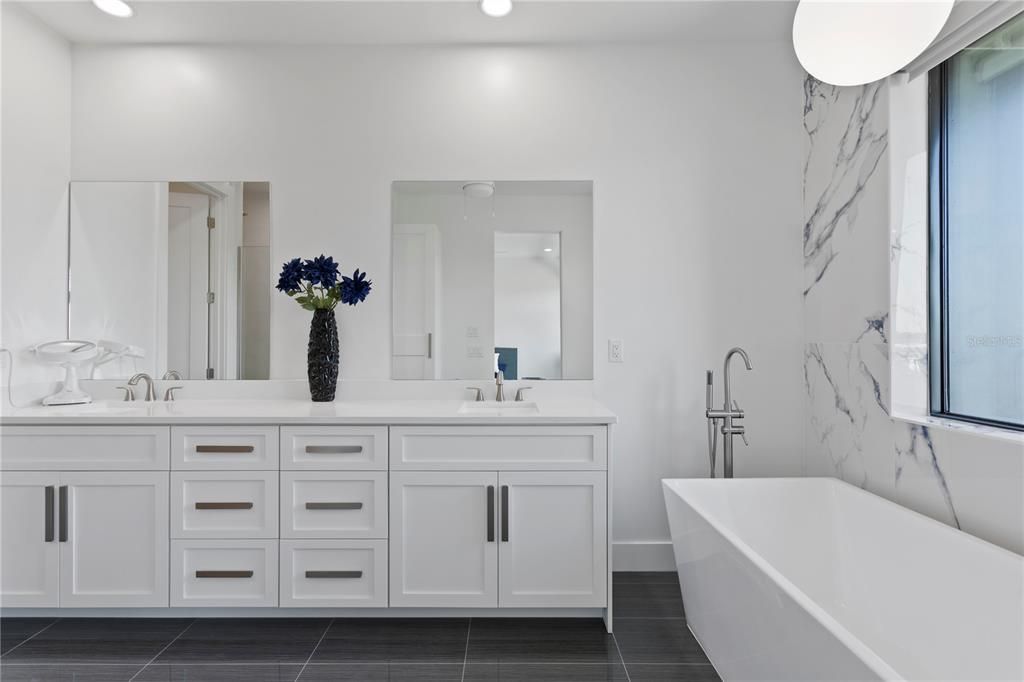 For Sale: $1,995,000 (4 beds, 3 baths, 3041 Square Feet)