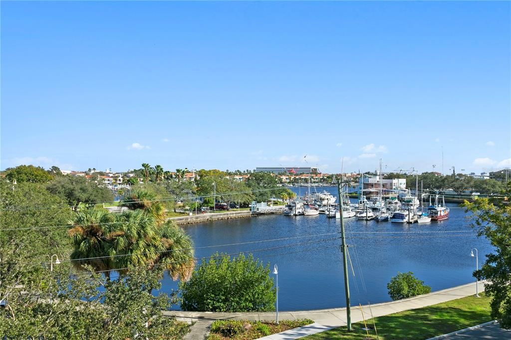 For Sale: $1,995,000 (4 beds, 3 baths, 3041 Square Feet)