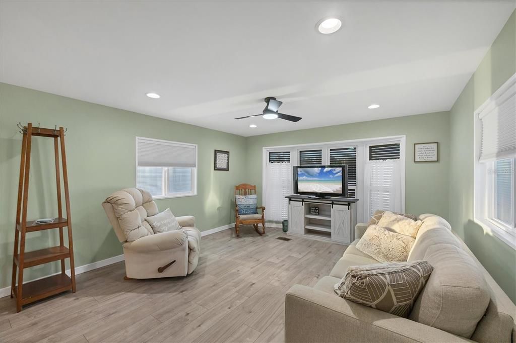 待售: $149,000 (2 贝兹, 1 浴室, 783 平方英尺)