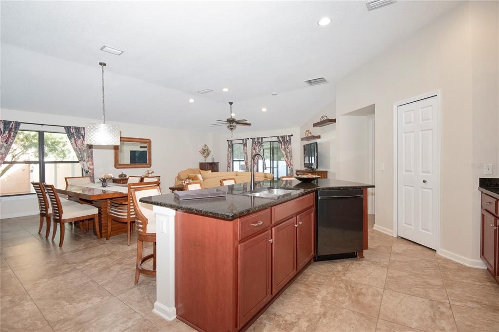 En Venta: $419,000 (3 camas, 2 baños, 1733 Pies cuadrados)