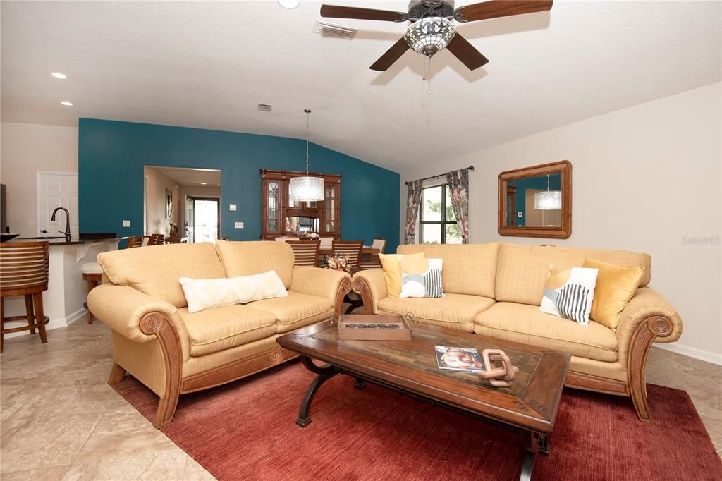 En Venta: $419,000 (3 camas, 2 baños, 1733 Pies cuadrados)