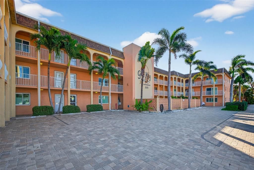 出租: $3,000 (1 贝兹, 1 浴室, 698 平方英尺)