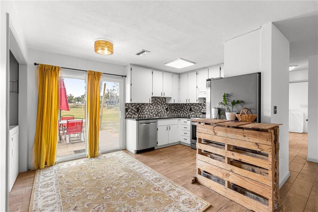 合同活跃: $319,900 (3 贝兹, 2 浴室, 1387 平方英尺)