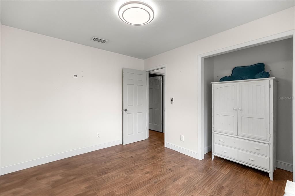 合同活跃: $319,900 (3 贝兹, 2 浴室, 1387 平方英尺)