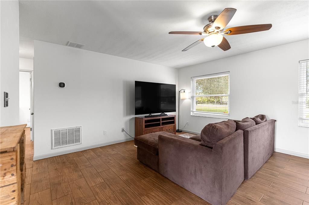 合同活跃: $319,900 (3 贝兹, 2 浴室, 1387 平方英尺)