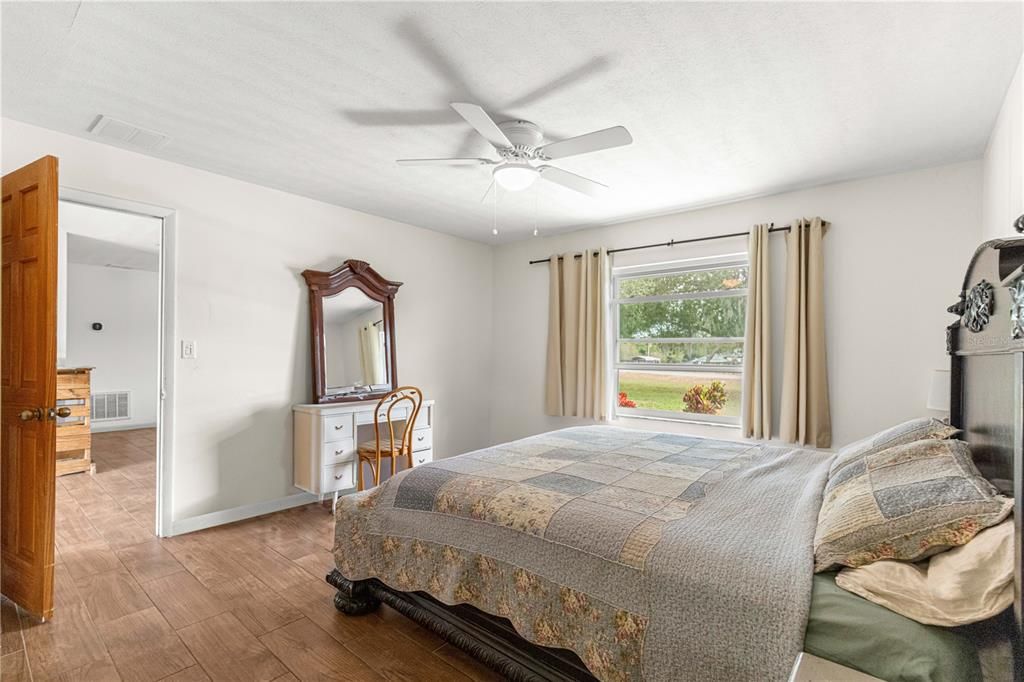 合同活跃: $319,900 (3 贝兹, 2 浴室, 1387 平方英尺)