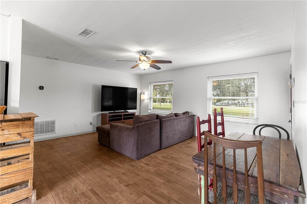 合同活跃: $319,900 (3 贝兹, 2 浴室, 1387 平方英尺)