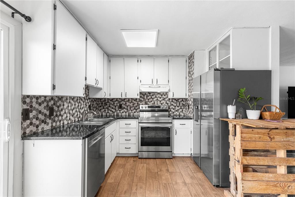 合同活跃: $319,900 (3 贝兹, 2 浴室, 1387 平方英尺)