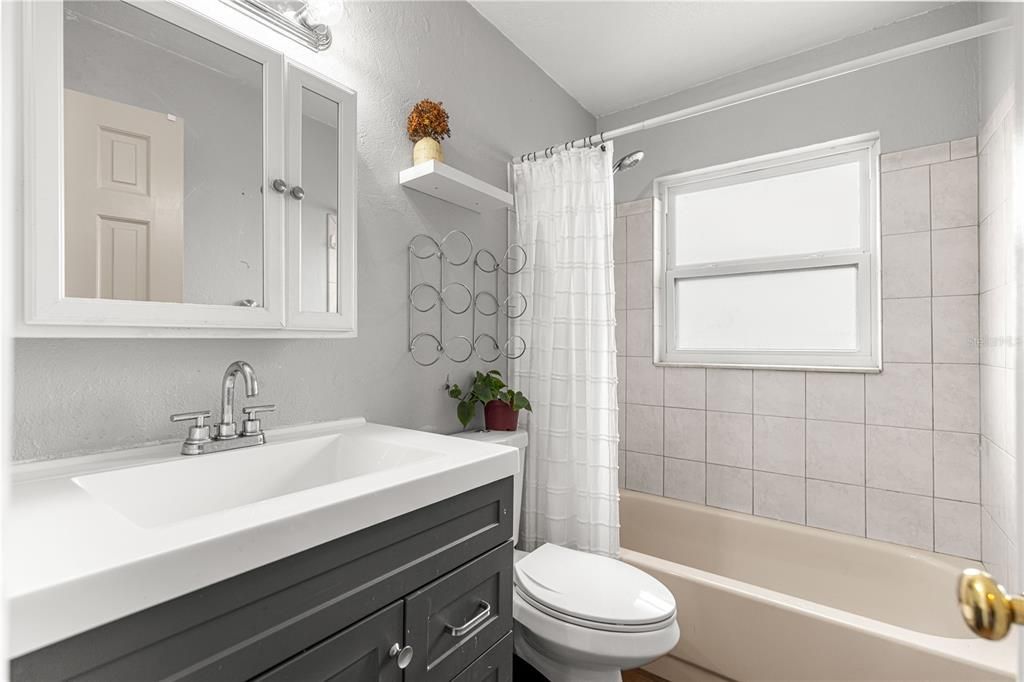 合同活跃: $319,900 (3 贝兹, 2 浴室, 1387 平方英尺)