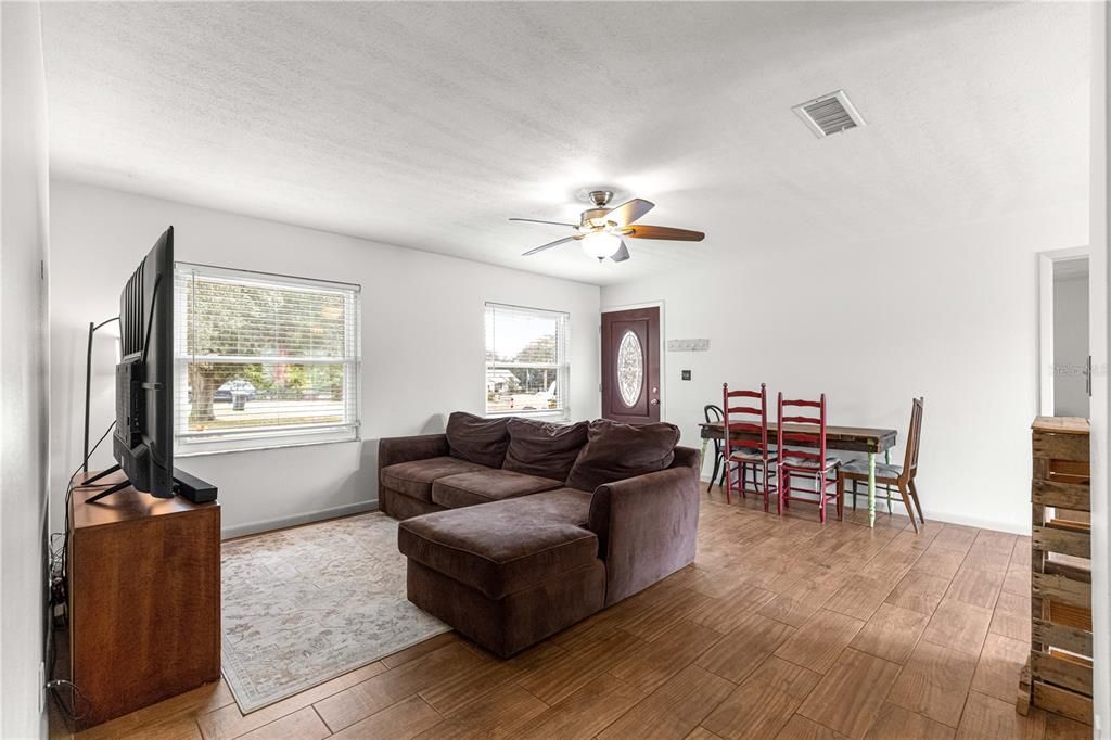 合同活跃: $319,900 (3 贝兹, 2 浴室, 1387 平方英尺)