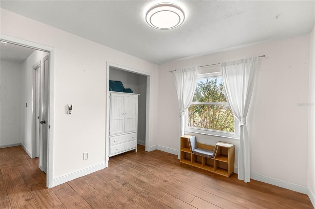 合同活跃: $319,900 (3 贝兹, 2 浴室, 1387 平方英尺)