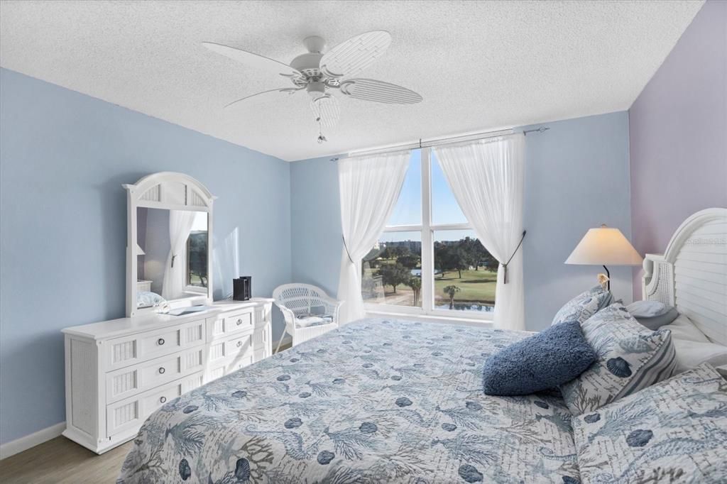 合同活跃: $199,900 (2 贝兹, 2 浴室, 1142 平方英尺)