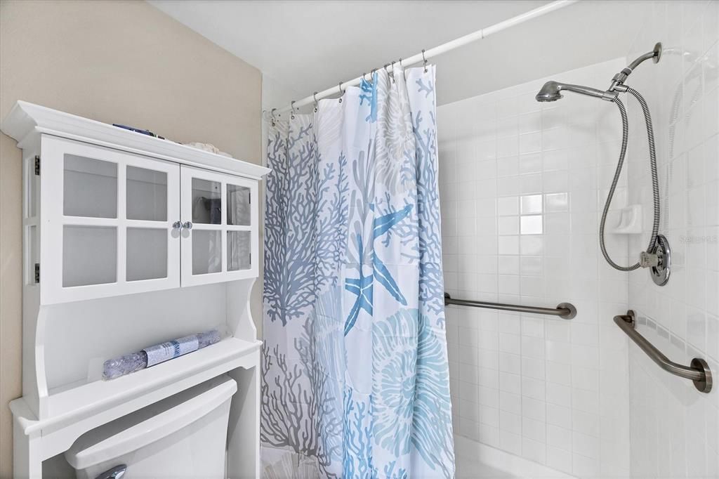 合同活跃: $199,900 (2 贝兹, 2 浴室, 1142 平方英尺)