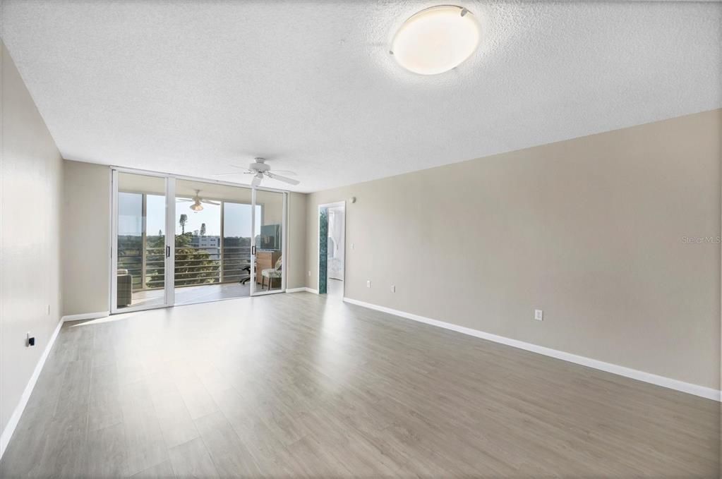 合同活跃: $199,900 (2 贝兹, 2 浴室, 1142 平方英尺)