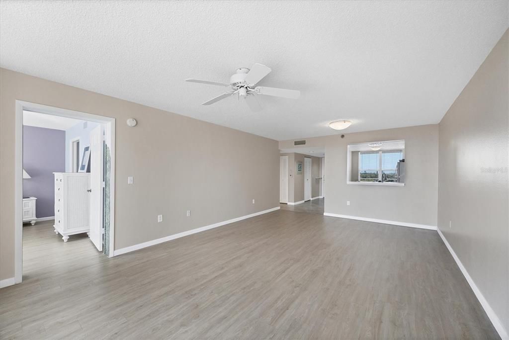 合同活跃: $199,900 (2 贝兹, 2 浴室, 1142 平方英尺)