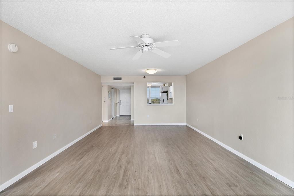 合同活跃: $199,900 (2 贝兹, 2 浴室, 1142 平方英尺)