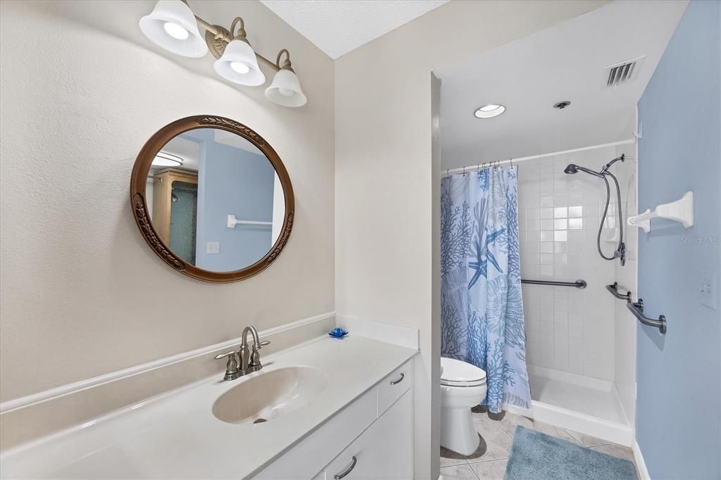 合同活跃: $199,900 (2 贝兹, 2 浴室, 1142 平方英尺)