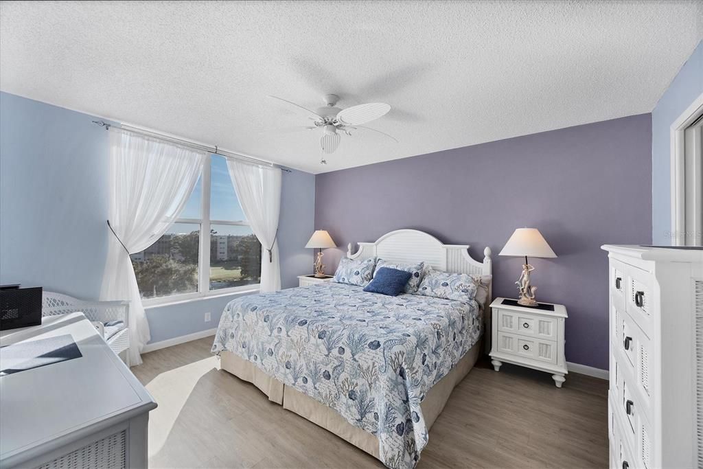 合同活跃: $199,900 (2 贝兹, 2 浴室, 1142 平方英尺)