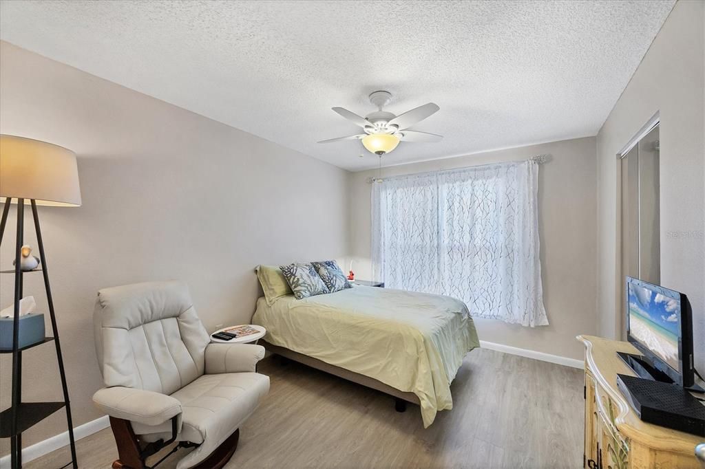 合同活跃: $199,900 (2 贝兹, 2 浴室, 1142 平方英尺)