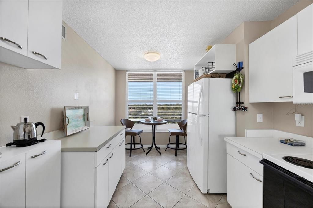 合同活跃: $199,900 (2 贝兹, 2 浴室, 1142 平方英尺)