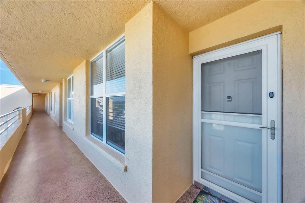 合同活跃: $199,900 (2 贝兹, 2 浴室, 1142 平方英尺)