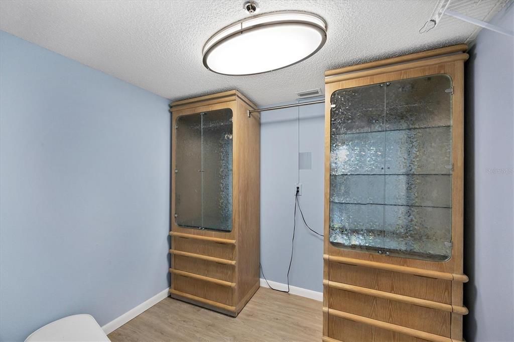 合同活跃: $199,900 (2 贝兹, 2 浴室, 1142 平方英尺)