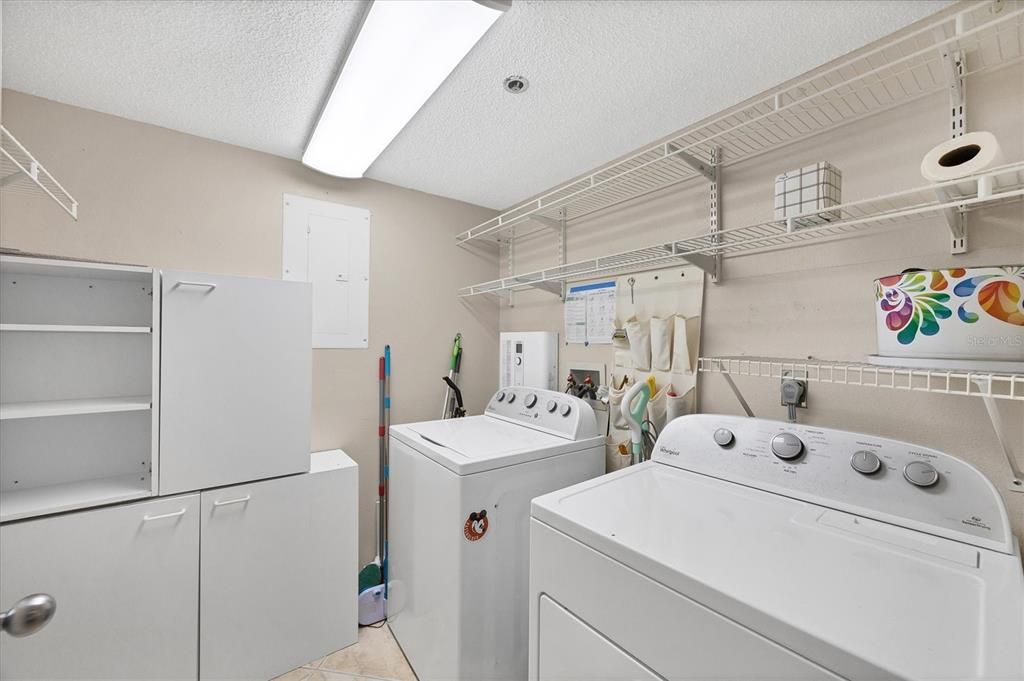 合同活跃: $199,900 (2 贝兹, 2 浴室, 1142 平方英尺)