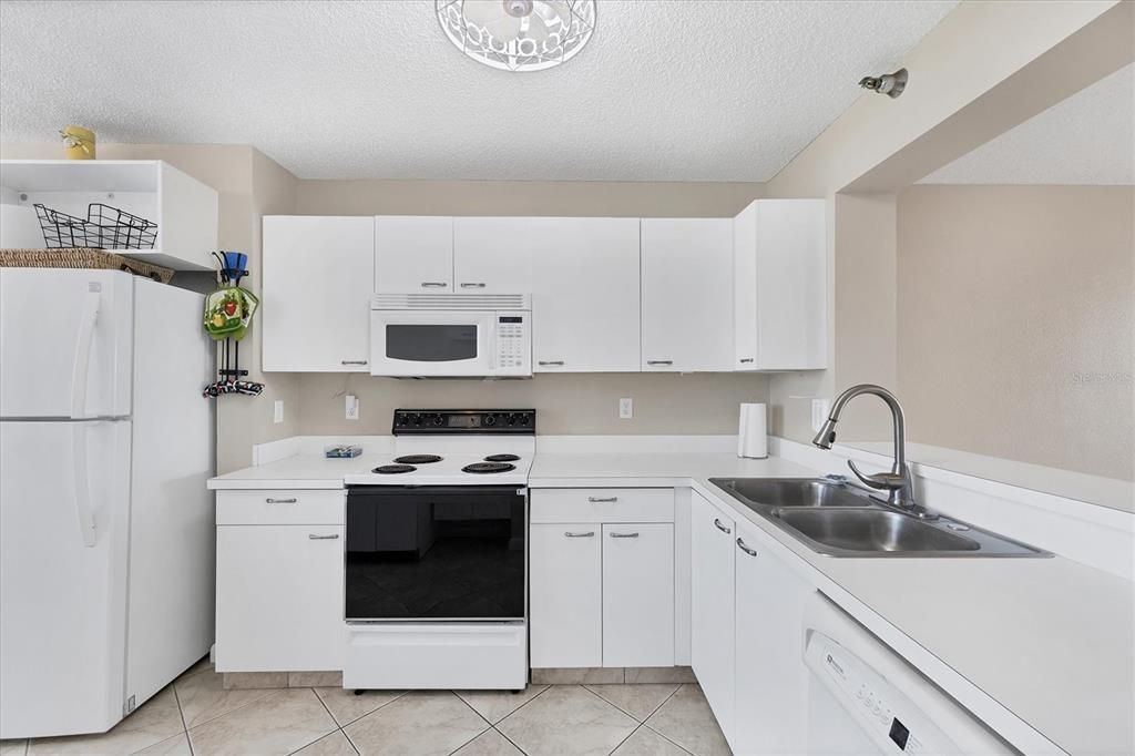 合同活跃: $199,900 (2 贝兹, 2 浴室, 1142 平方英尺)