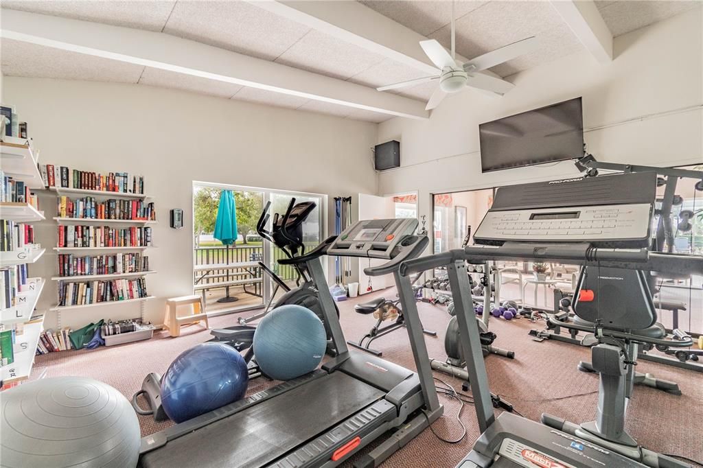 合同活跃: $199,900 (2 贝兹, 2 浴室, 1142 平方英尺)