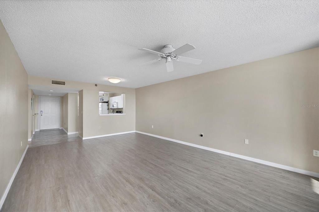 合同活跃: $199,900 (2 贝兹, 2 浴室, 1142 平方英尺)