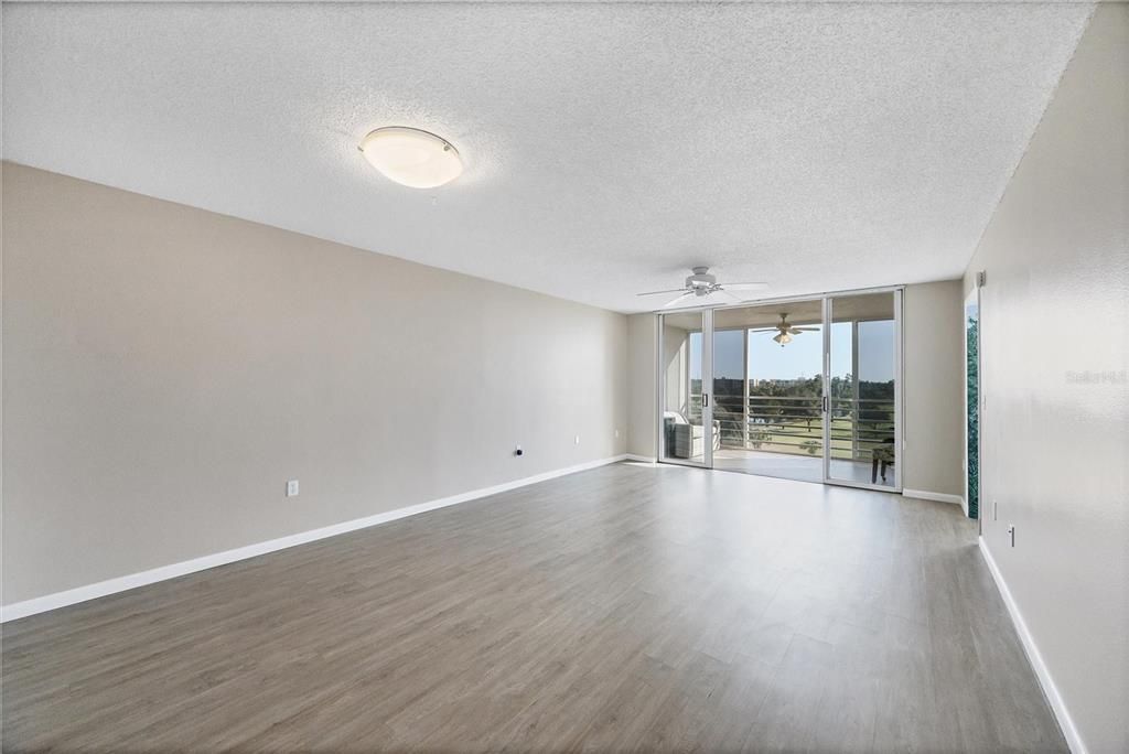 合同活跃: $199,900 (2 贝兹, 2 浴室, 1142 平方英尺)