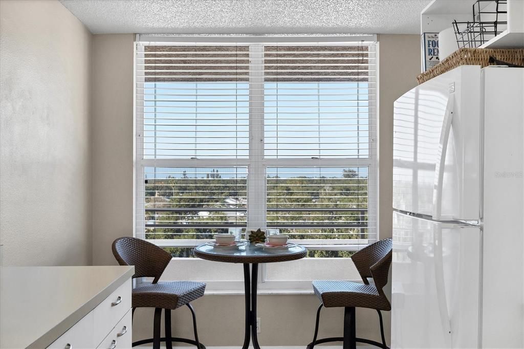 合同活跃: $199,900 (2 贝兹, 2 浴室, 1142 平方英尺)