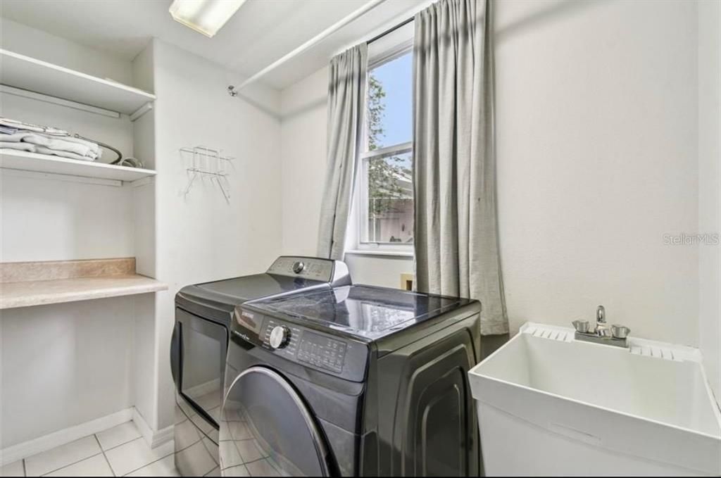 For Rent: $3,995 (4 beds, 3 baths, 2577 Square Feet)