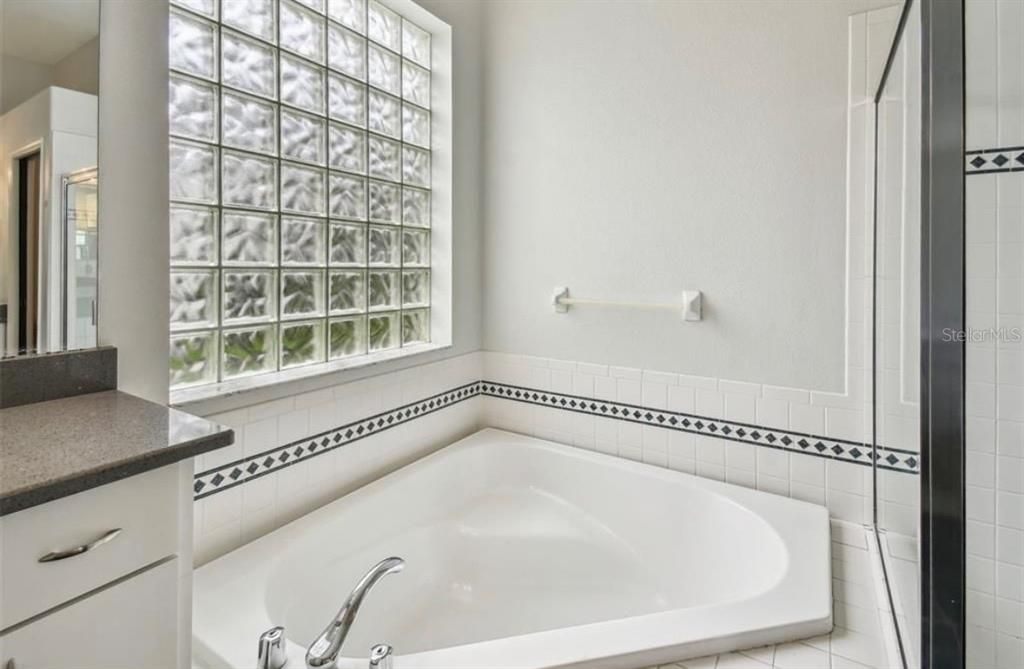 For Rent: $3,995 (4 beds, 3 baths, 2577 Square Feet)