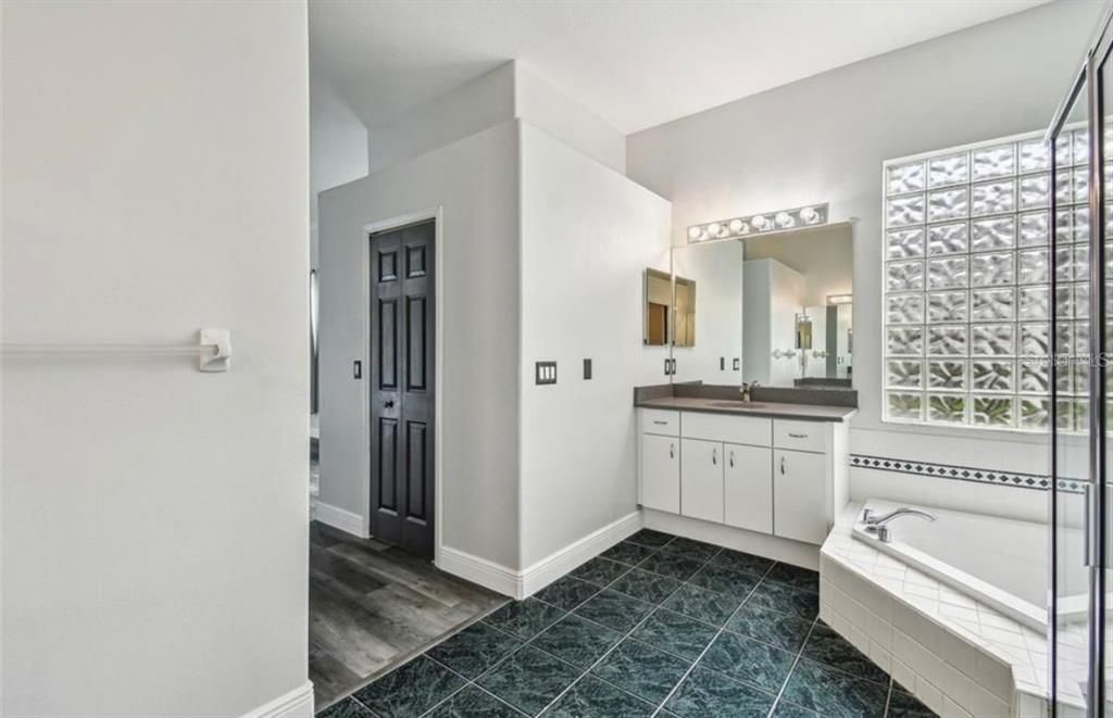 For Rent: $3,995 (4 beds, 3 baths, 2577 Square Feet)