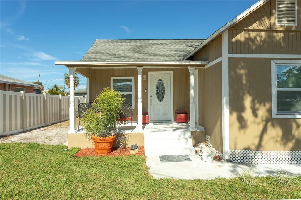 For Sale: $350,000 (2 beds, 1 baths, 825 Square Feet)