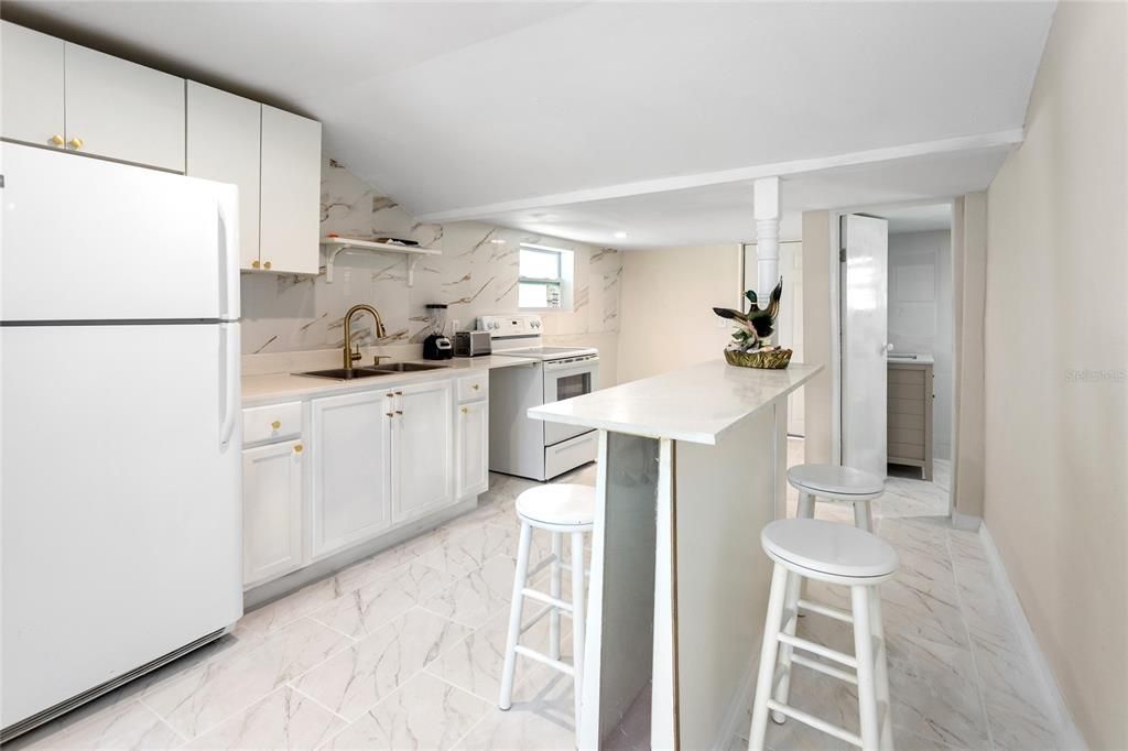 For Sale: $350,000 (2 beds, 1 baths, 825 Square Feet)