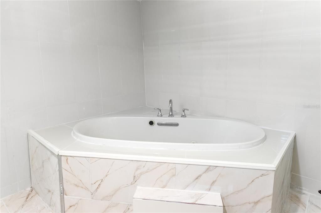 For Sale: $350,000 (2 beds, 1 baths, 825 Square Feet)