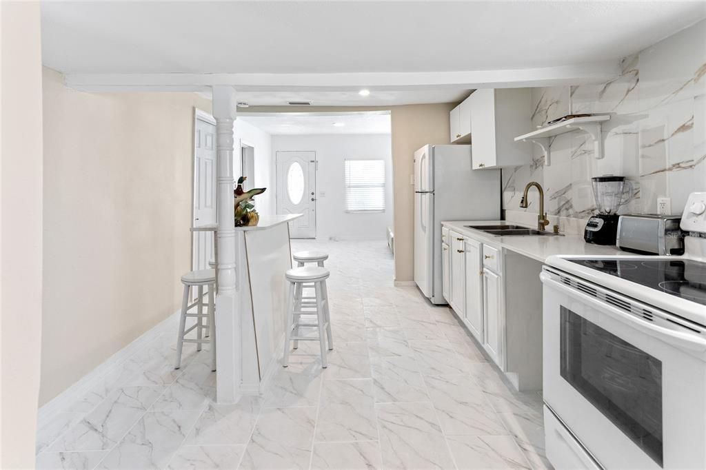 For Sale: $350,000 (2 beds, 1 baths, 825 Square Feet)