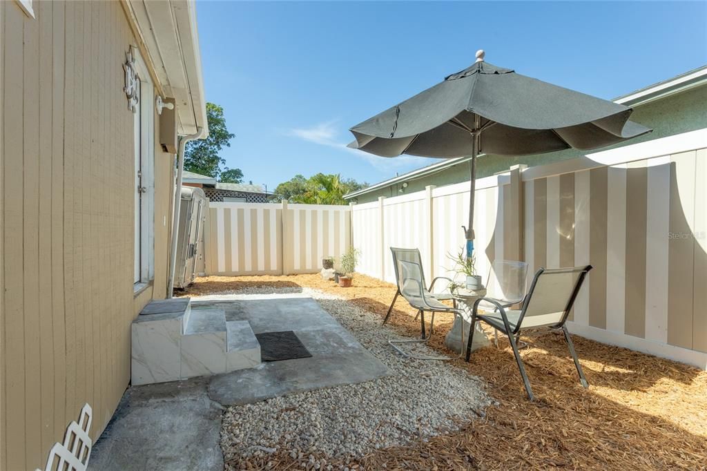 For Sale: $350,000 (2 beds, 1 baths, 825 Square Feet)