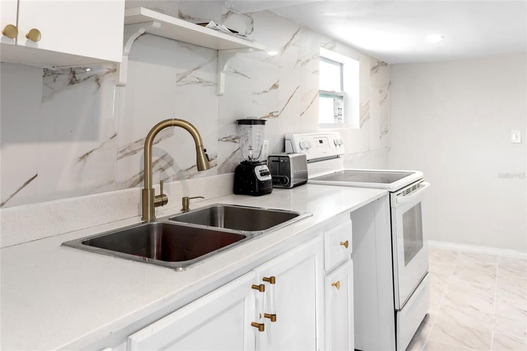 For Sale: $350,000 (2 beds, 1 baths, 825 Square Feet)