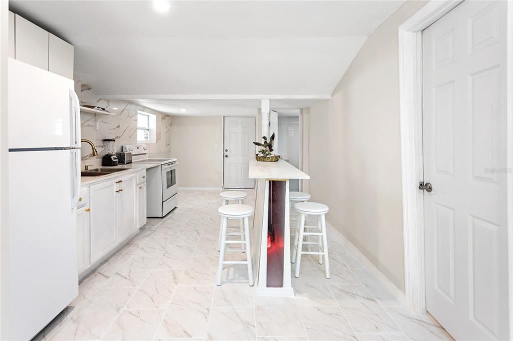 For Sale: $350,000 (2 beds, 1 baths, 825 Square Feet)