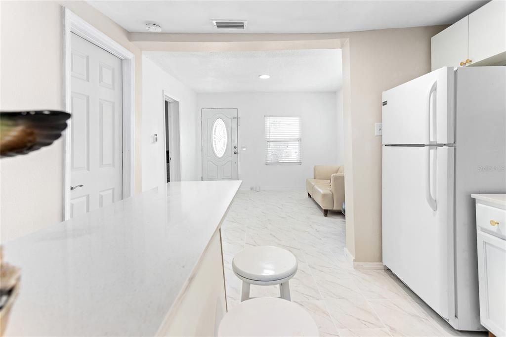 For Sale: $350,000 (2 beds, 1 baths, 825 Square Feet)