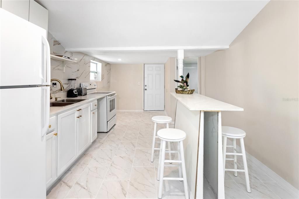 For Sale: $350,000 (2 beds, 1 baths, 825 Square Feet)