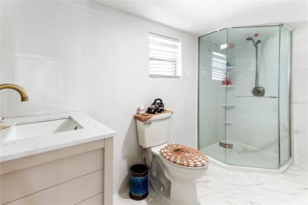 For Sale: $350,000 (2 beds, 1 baths, 825 Square Feet)