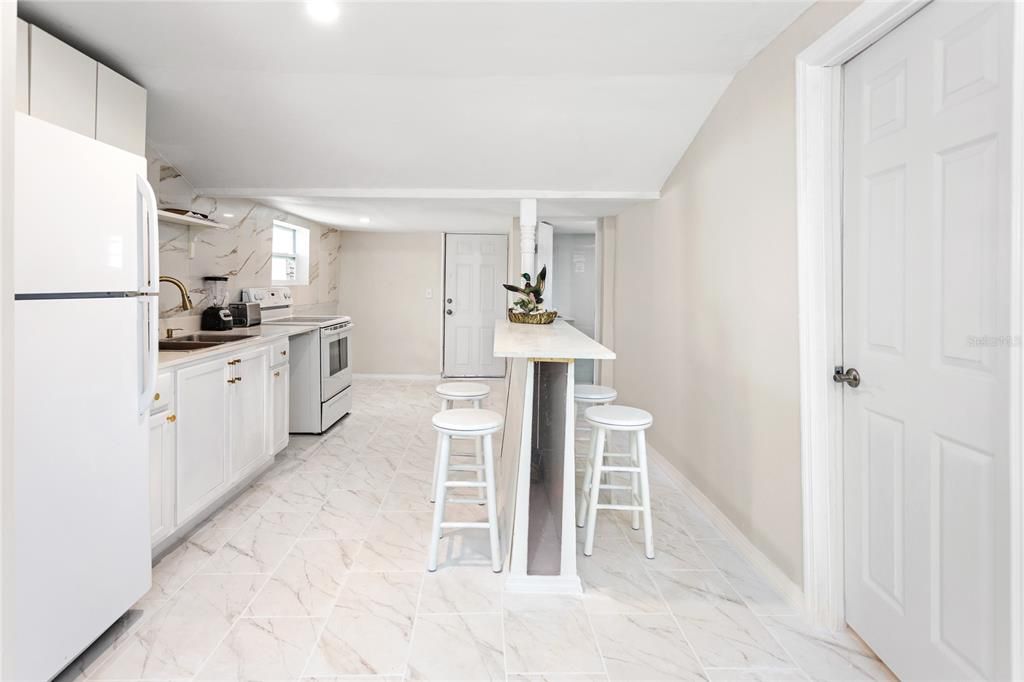 For Sale: $350,000 (2 beds, 1 baths, 825 Square Feet)