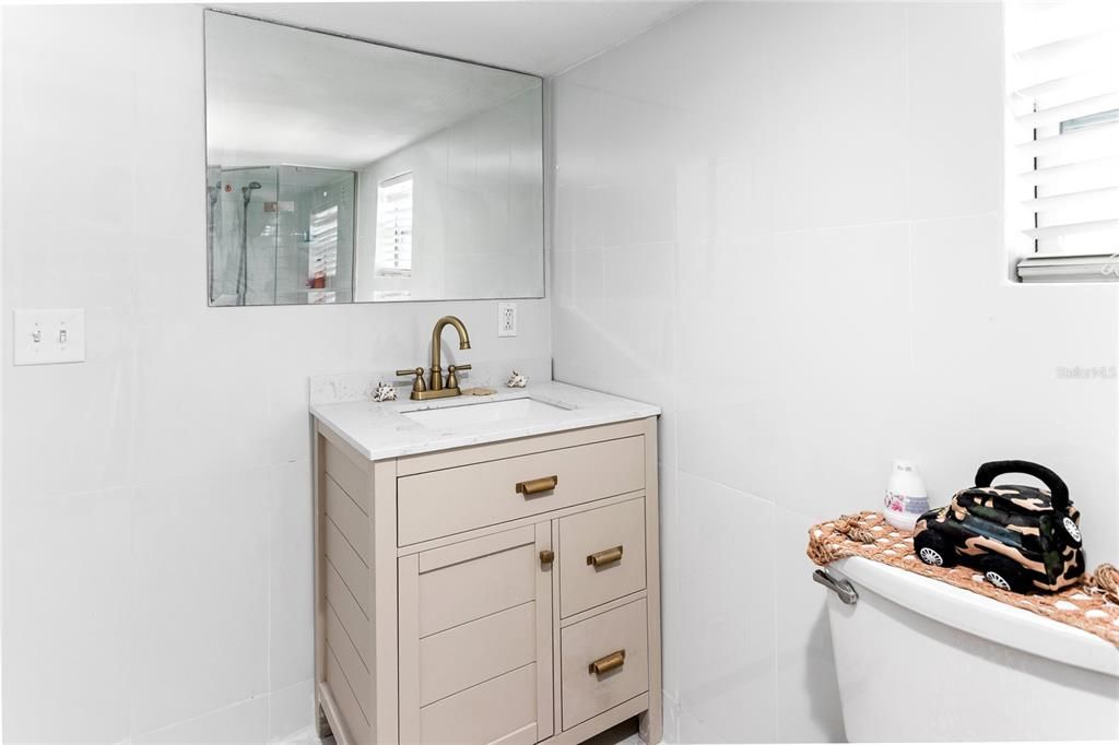 For Sale: $350,000 (2 beds, 1 baths, 825 Square Feet)