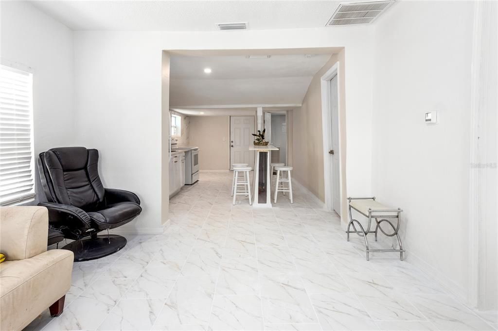 For Sale: $350,000 (2 beds, 1 baths, 825 Square Feet)